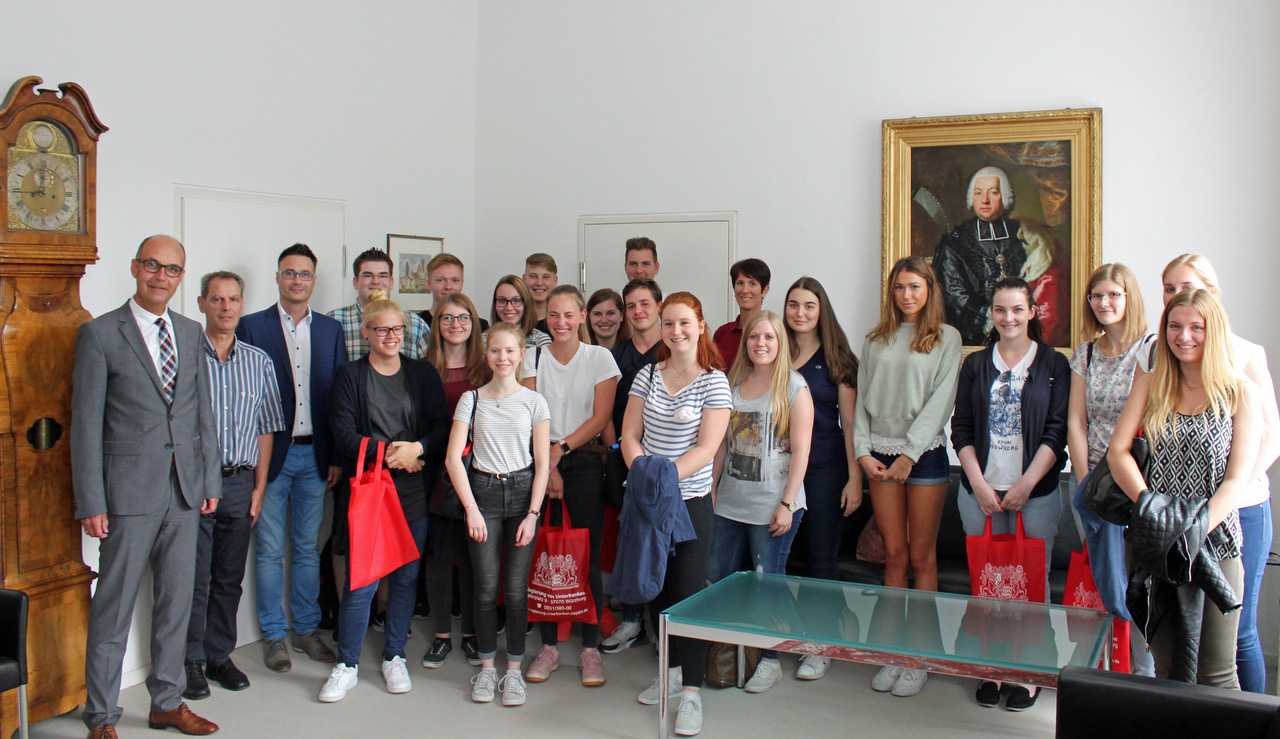 Auszubildende im Beruf Verwaltungsfachangestellte besuchen die Regierung von Unterfranken in Würzburg. Links Regierungsvizepräsident, Jochen Lange. Image